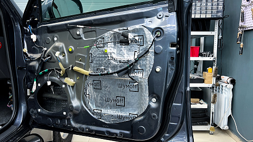 Оклейка технологических отверстий двери Тойота Ленд Крузер Прадо 120